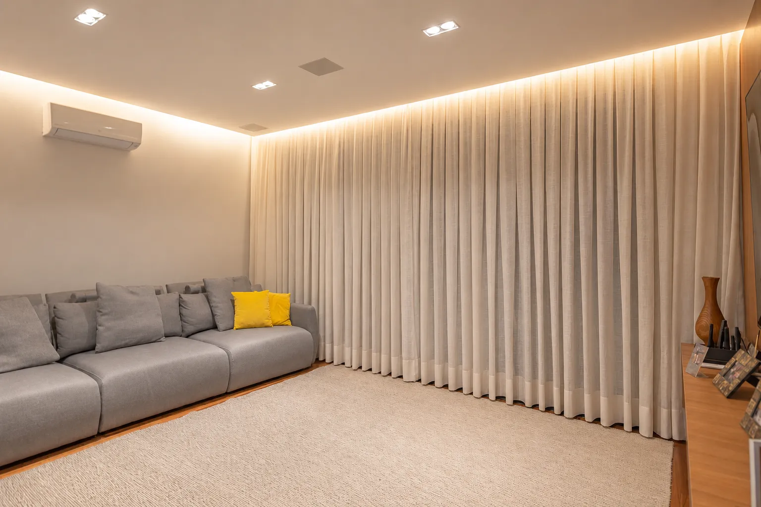 Cortina wave off-white em sala de TV residencial